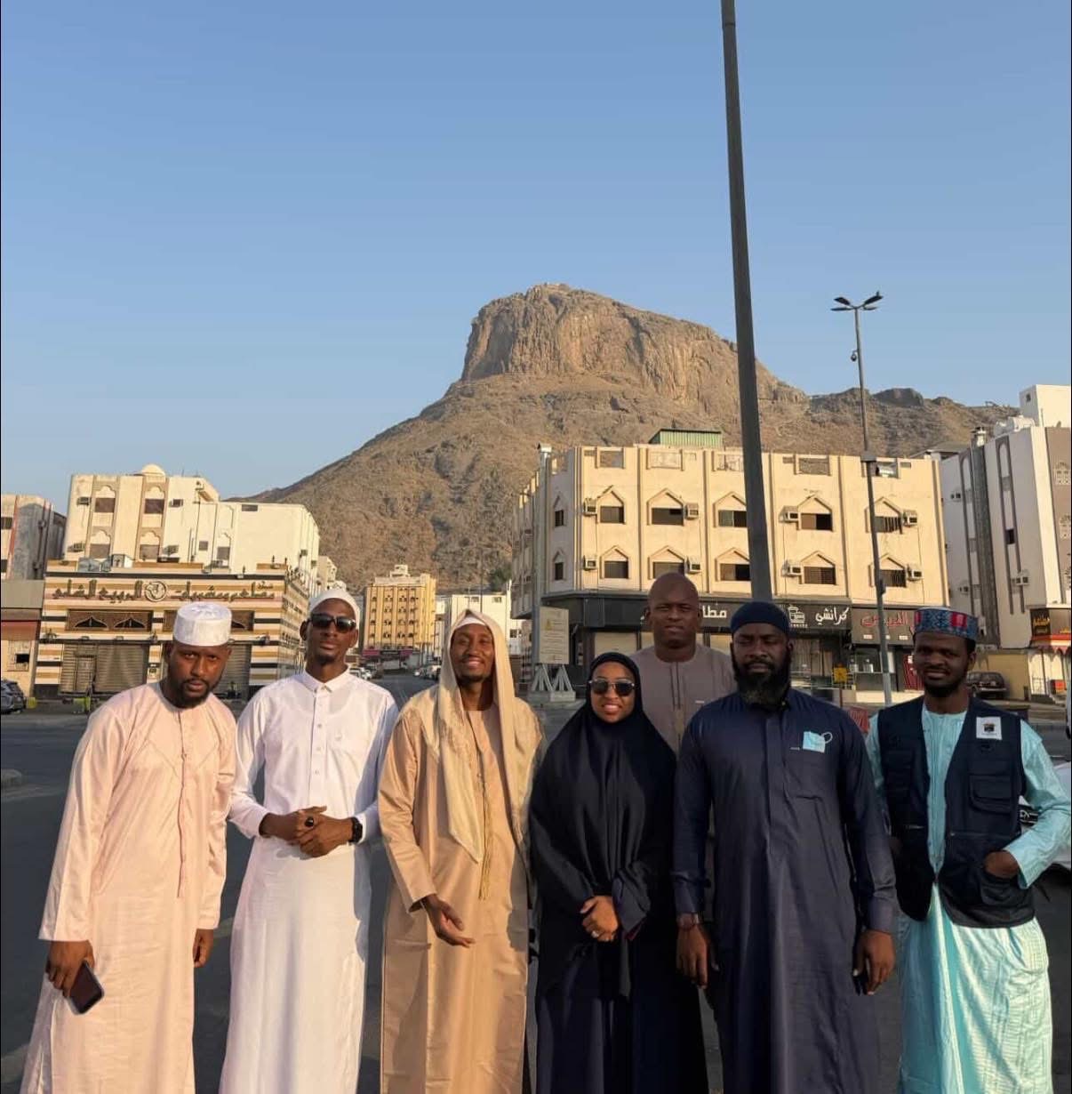 Groupe devant la montagne à la Mecque
